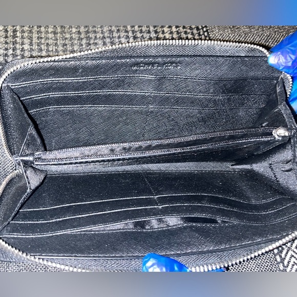 ☑️☑️Black and Shiny silver 2 piece Bag and Wallet Combo from Michael Kors 🤩 - Picture 5 of 8